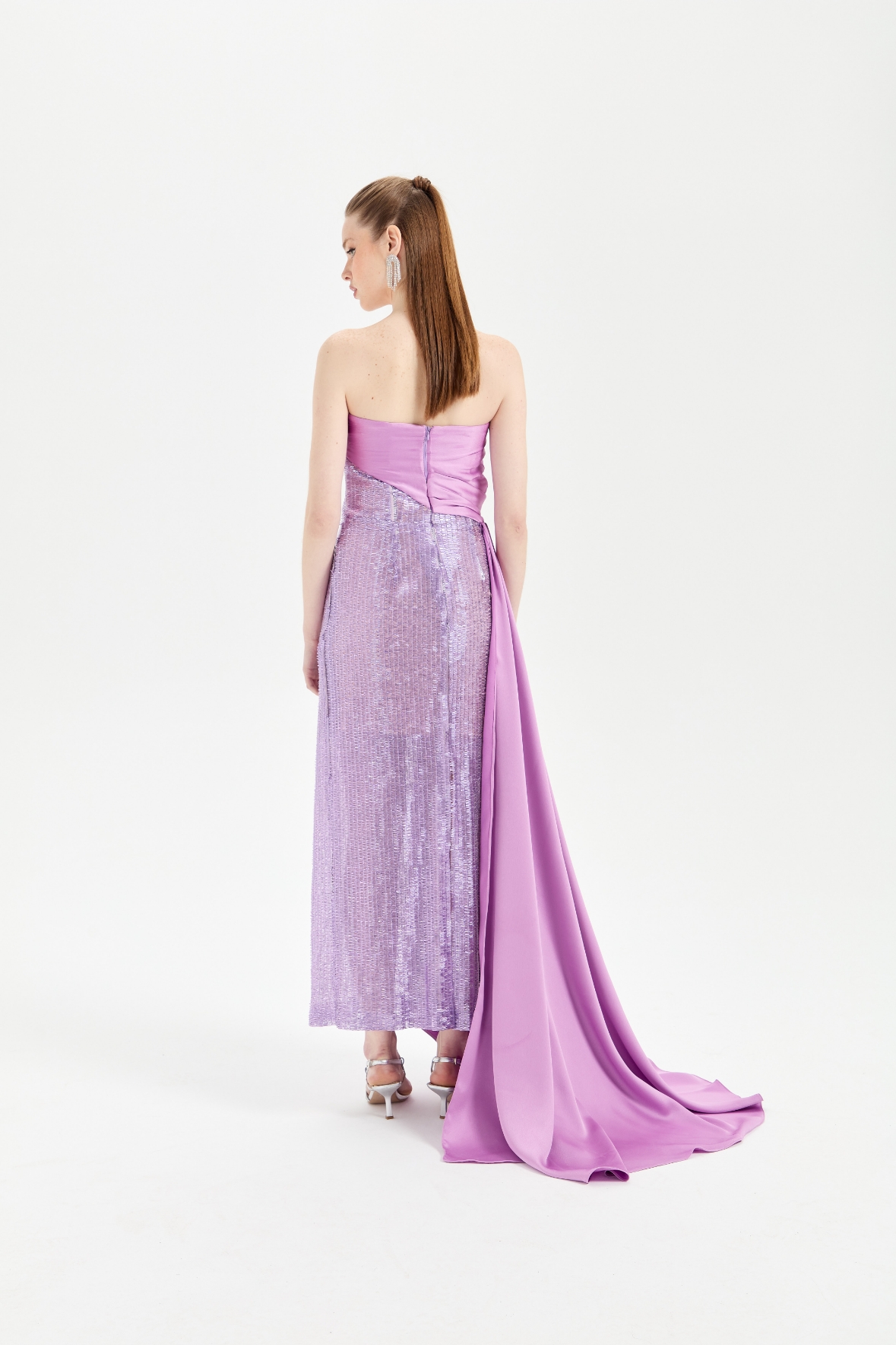 mor_dionisa_elbise_giyen_kadın_beyaz_fonun_ önünde_arkası_dönük