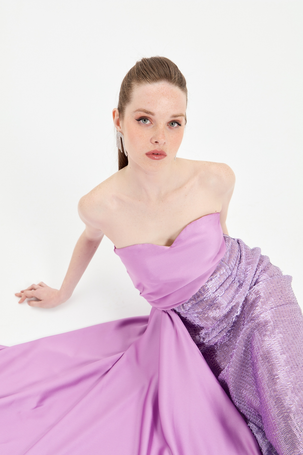 mor_dionisa_elbise_giyen_kadın_beyaz_fonun_