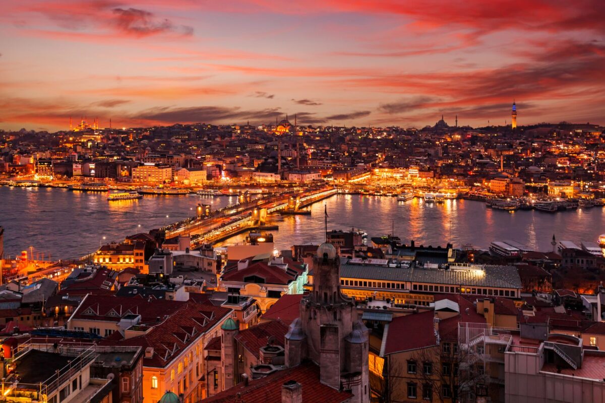 İstanbul’da düğün, mezuniyet ve özel davetler için abiye kiralama tercih edilen şehir yaşamı