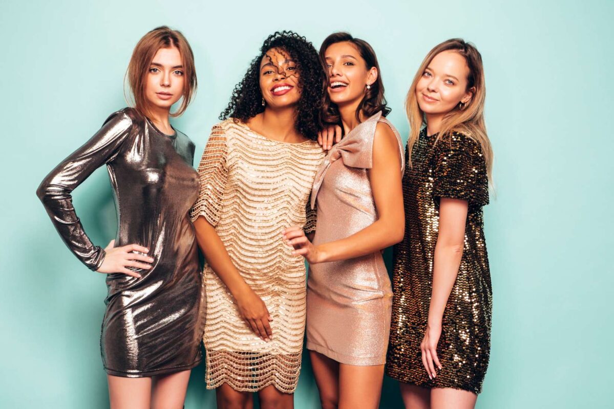 Lise ve üniversite mezuniyet törenleri için payetli, şık ve modern mezuniyet elbiseleri giyen genç kadınlar